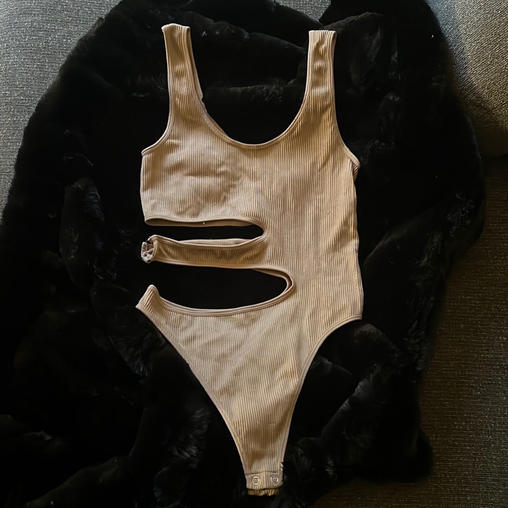 Tan body suit size M/L , never worn, the quality is very good. Slim fit